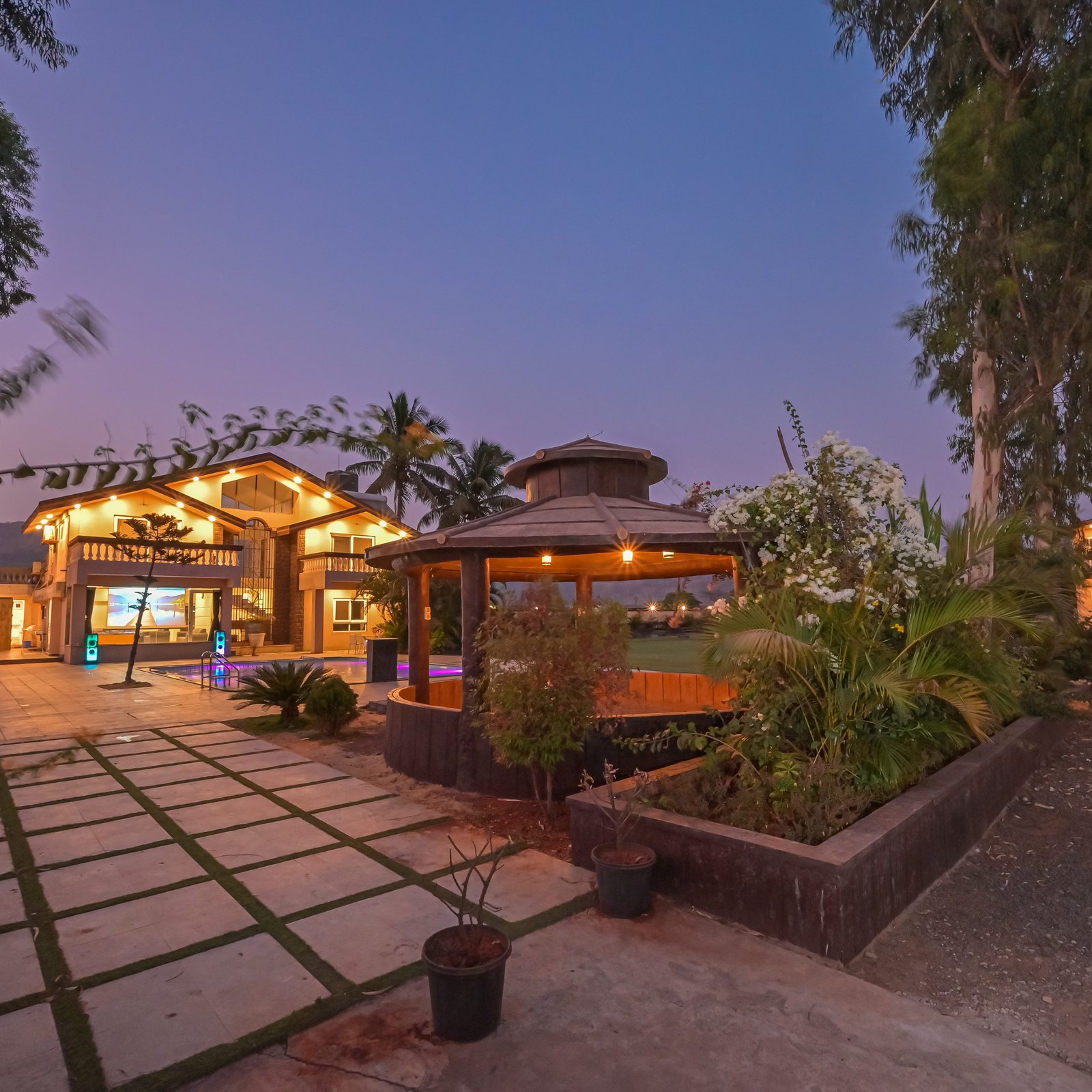 How do you book a villa at Eminent pool villas, Lonavala?